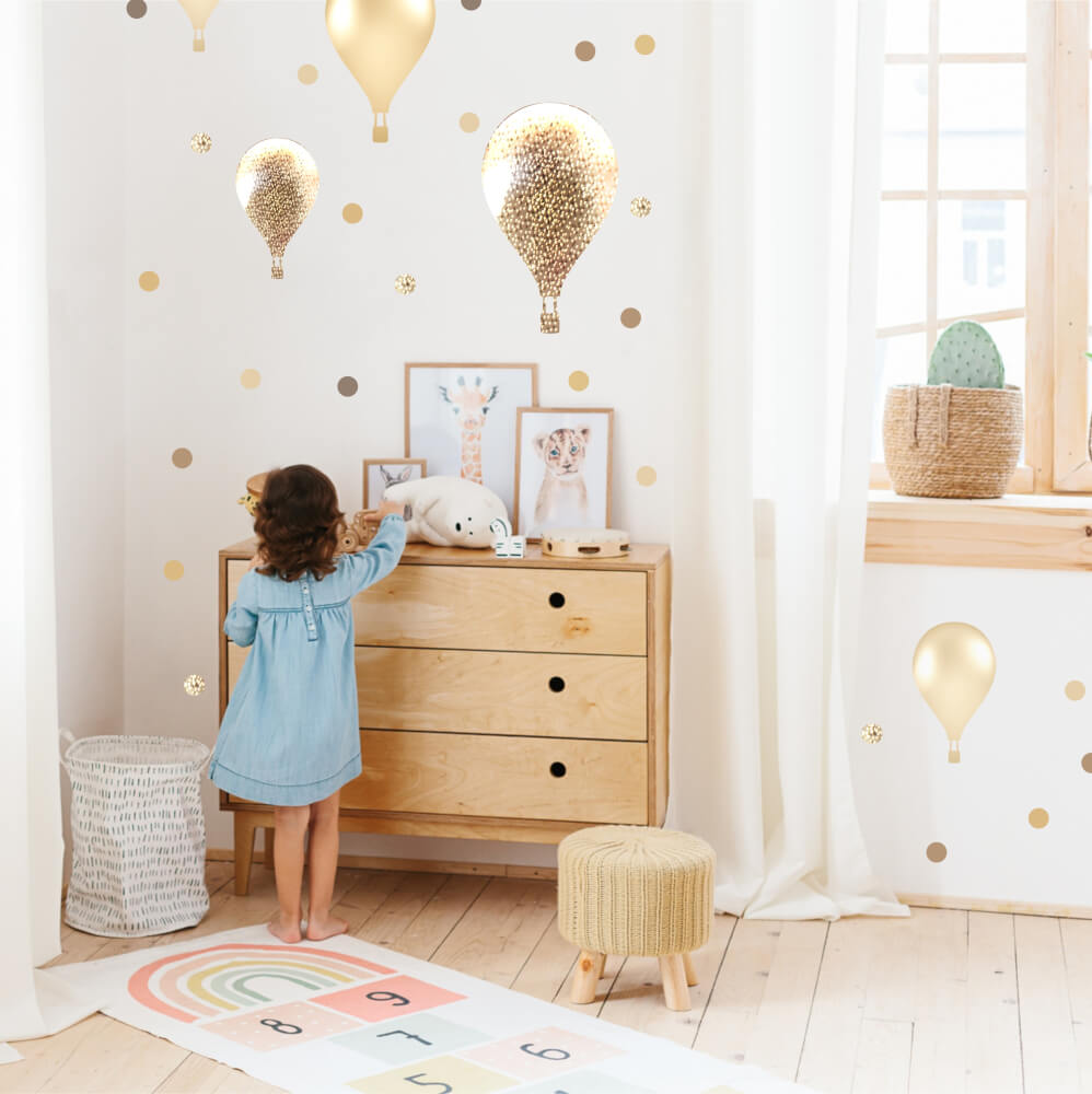 diep skelet Cokes Vliegende ballonnen aan de muur naar de kinderkamer in een goudbruine  combinatie | INSPIO